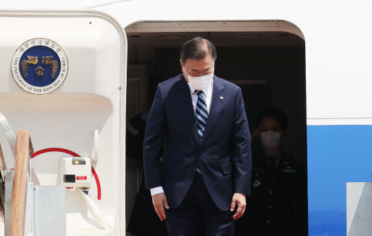 한미 정상회담 참석차 출국하는 문재인 대통령이 19일 오후 서울공항에서 공군 1호기에 올라 인사하고 있다. 연합뉴스